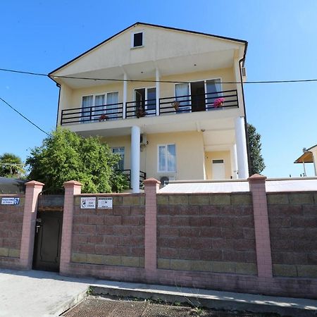 Rozalin Guest House กูเดาทา ภายนอก รูปภาพ