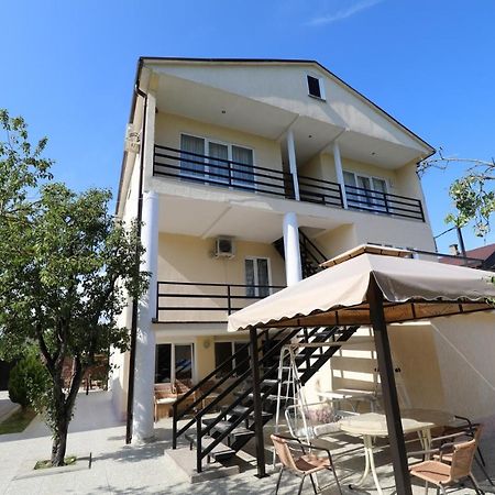 Rozalin Guest House กูเดาทา ภายนอก รูปภาพ