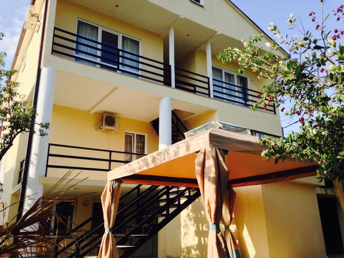 Rozalin Guest House กูเดาทา ภายนอก รูปภาพ
