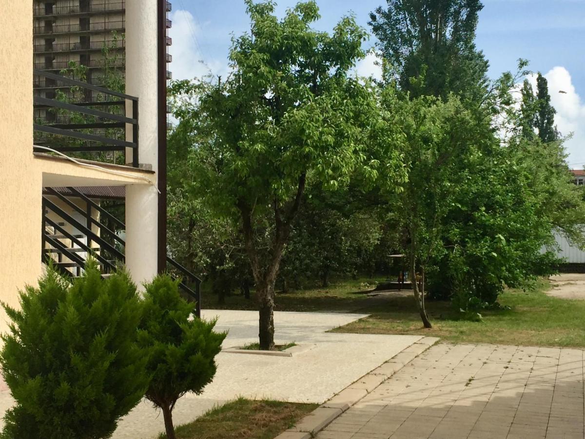 Rozalin Guest House กูเดาทา ภายนอก รูปภาพ