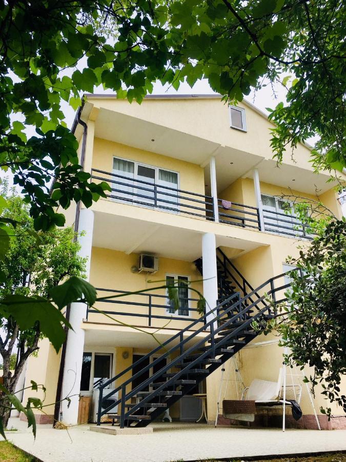 Rozalin Guest House กูเดาทา ภายนอก รูปภาพ